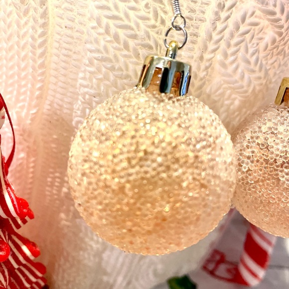Mini peach snow ornament earrings Christmas - Picture 3 of 4